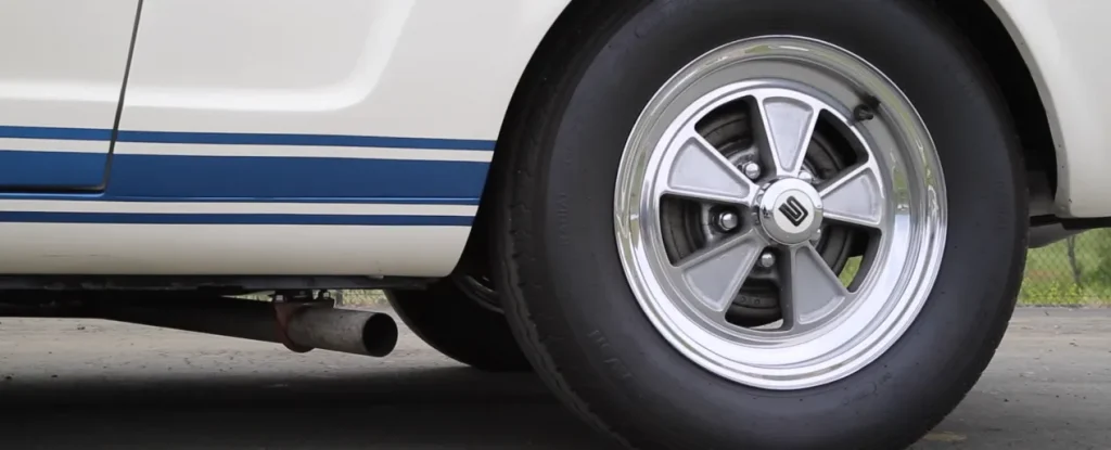 Shelby GT350 van 1965 met zij uitlaat