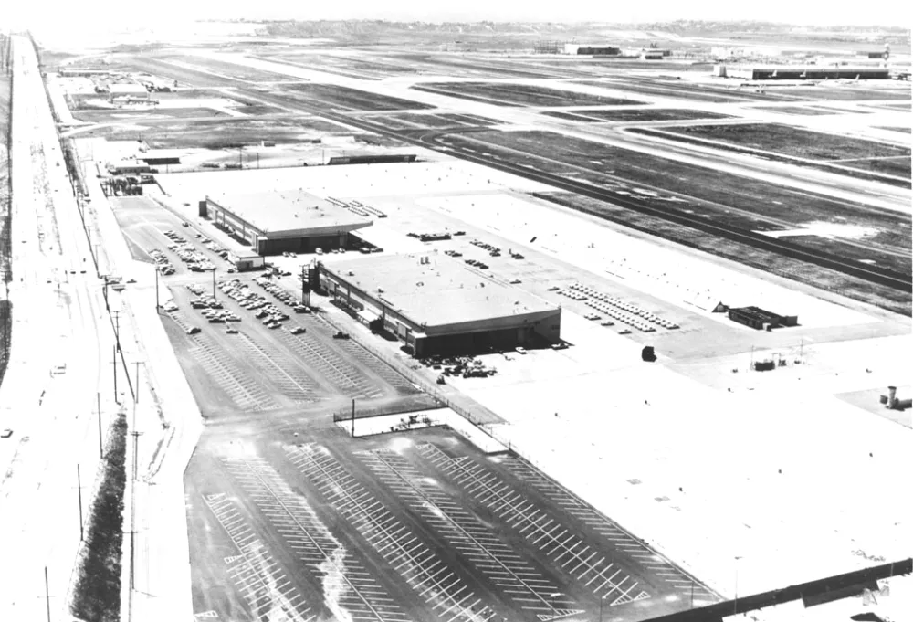 De oude werkplaatsen van Carroll Shelby naast de LAX landingsbanen in Los Angeles